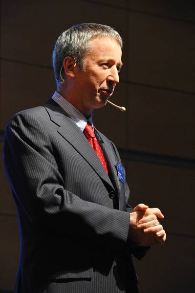 Klaus Krebs mit Headset bei einem Vortrag